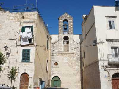 Il nostro viaggio prosegue sulla stessa strada fino all�approdo in Piazza Minerva, l�ex acropoli della citt�. Deve il nome al tempio dedicato appunto a Minerva, che si trovava proprio qui. Al suo posto sorge oggi la chiesa parrocchiale di San Pietro in Vincoli, dal campanile a vela